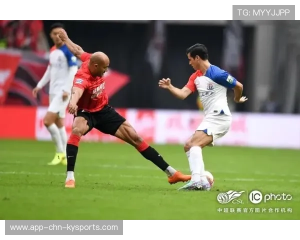 朱辰杰禁区内抢在马莱莱身前头球解围，截断反击